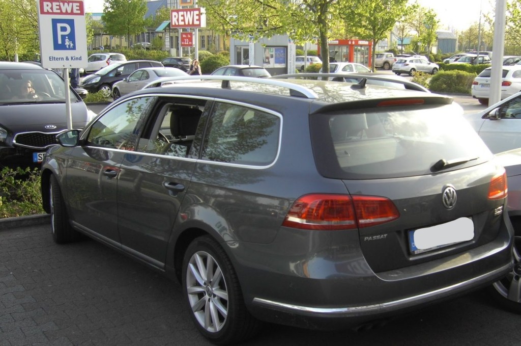 Firmenwagen von wohl gestresstem Autofahrer auf Mutter-Kind Parkplatz